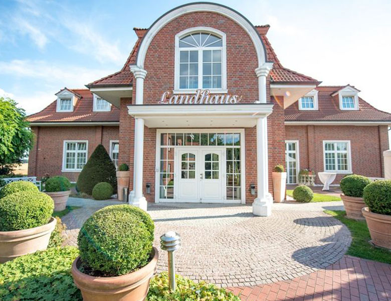 Außenaufnahme der Eventlocation "Das Landhaus" des Hotel Hennies in Isernhagen / Hannover