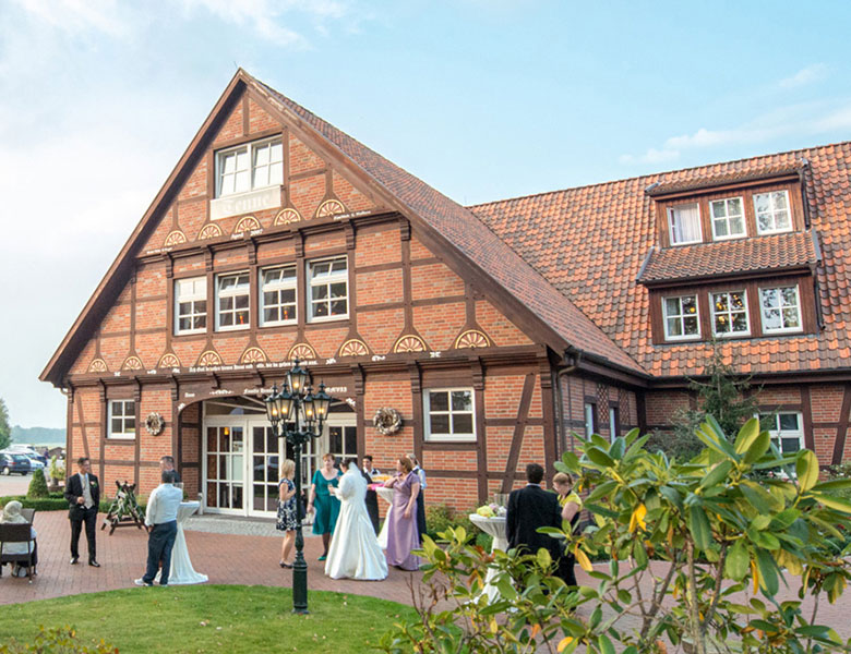 Außenaufnahme der Eventlocation "Die Tenne" vom Hotel Hennies in Isernhagen / Hannover während einer Hochzeit