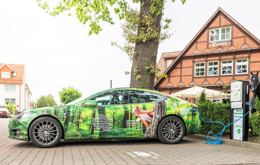 Elektrofahrzeug lädt an der Ladestation im Hotel Hennies in Isernhagen / Hannover auf