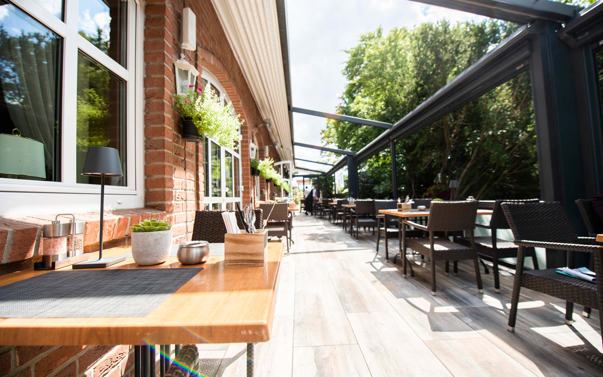 Sitzmöglichkeiten im Außenbereich des zum Hotel Hennies gehörenden Restaurants