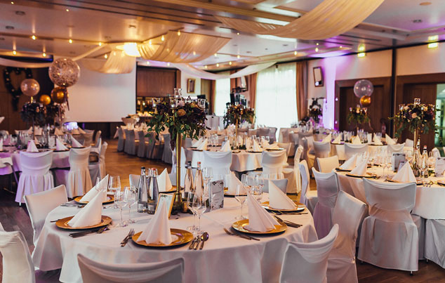 Gedeckter Tisch für das Essen einer Hochzeit in den Veranstaltungsräumen des Hotel Hennies in Isernhagen / Hannover.