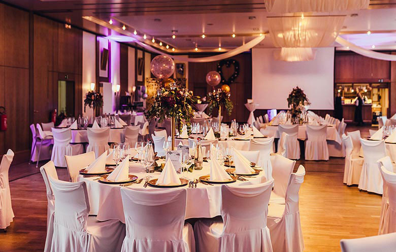 Der Saal im Landhaus Hotel Hennies mit gedeckten Tischen für eine Hochzeit