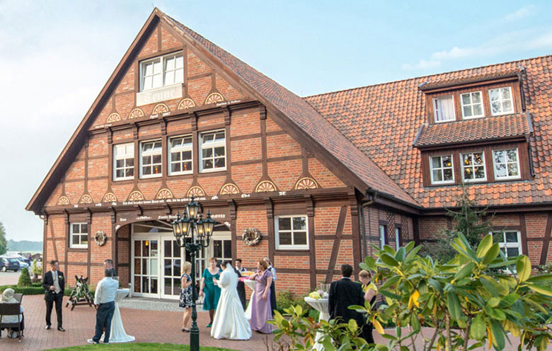 Hochzeitsgäste vor der Tenne auf dem Gelände des Hotel Hennies in Isernhagen / Hannover.