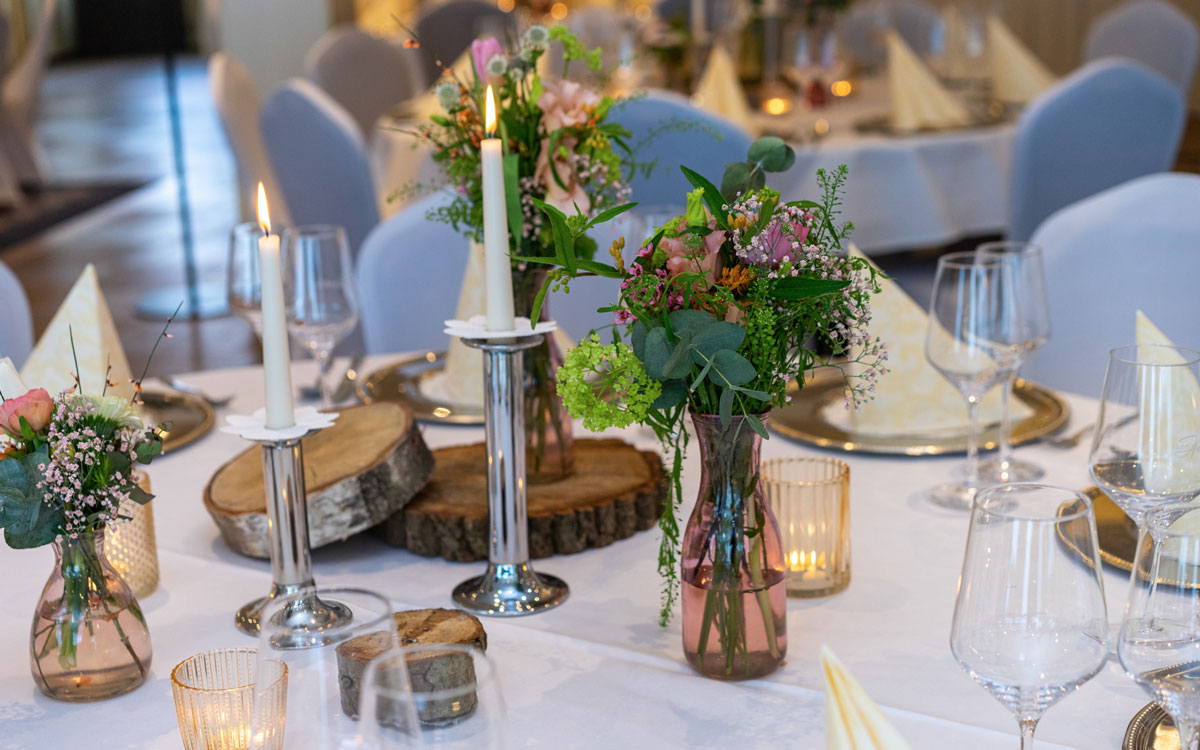 hochzeit-haupthaus-deko-tisch-detail-1200x750px