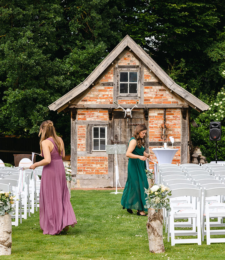 hochzeit-tenne-freie_trauung-huette-gaeste-780x900px