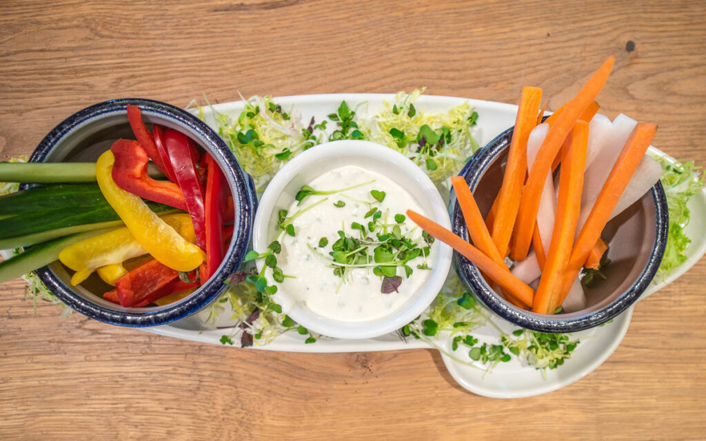 Snack für Tagungen und Seminare: Brainfood bestehend aus Gemüsesticks mit einem Kräuterdip.