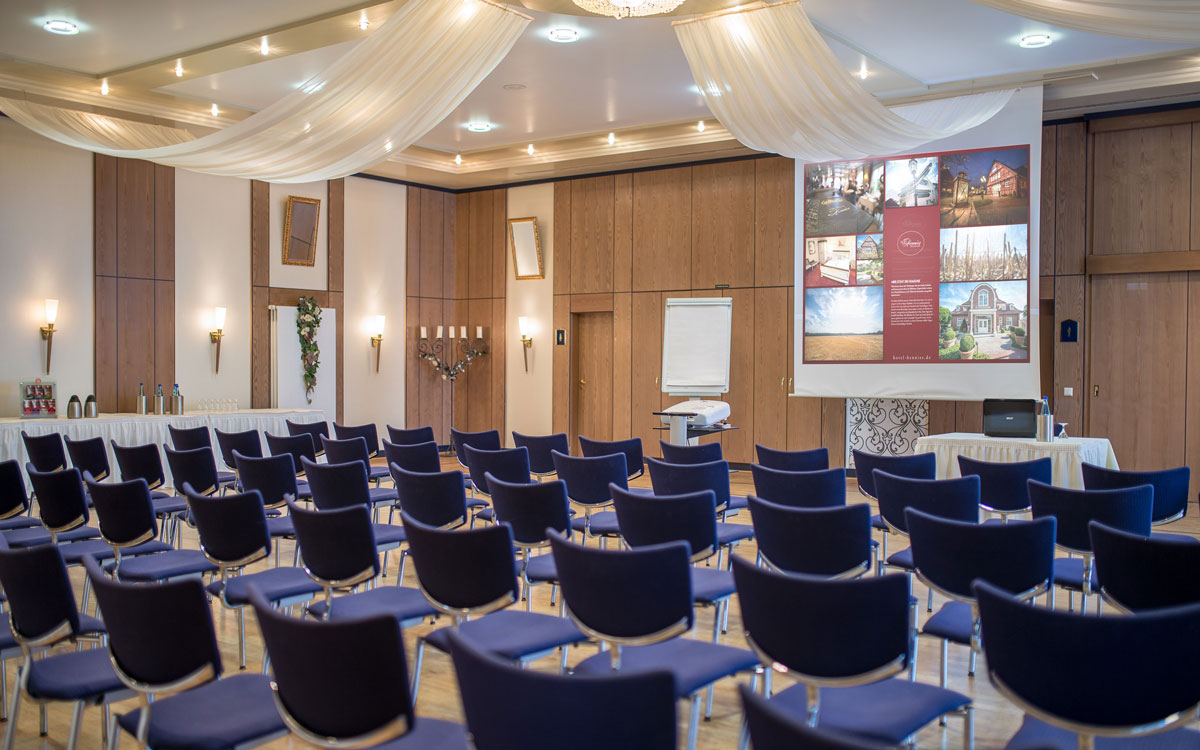 In Reihen bestühlter Raum im Landhaus des Hotel Hennies für eine Tagung / Seminar.