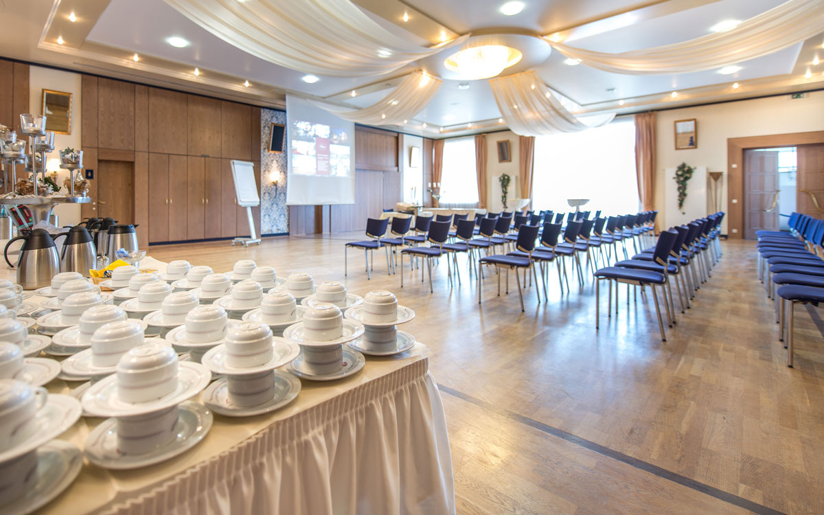 Vorbereiteter Raum für eine Tagung / Seminar im Landhaus mit einem Kaffeetisch und Stuhlreihen