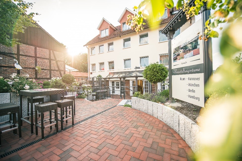 Außenaufnahme der Veranstaltungslocation "Der Wintergarten" des Hotel Hennies in Isernhagen / Hannover